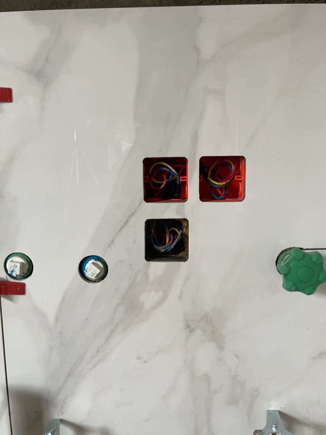 瓷砖现场切割一定会毛边吗(瓷砖切割必须拿到工厂加工吗)